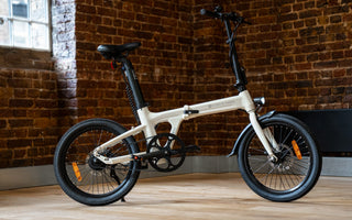 Diagram showing a removable e-bike battery design aligned with EU Battery Regulation repairability requirements.