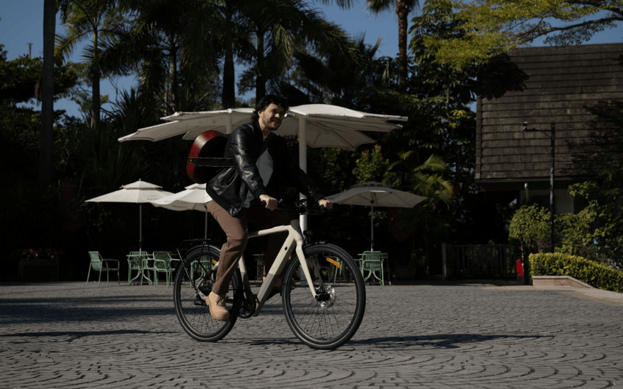 Top UK E-Bikes with GPS & App Controls
